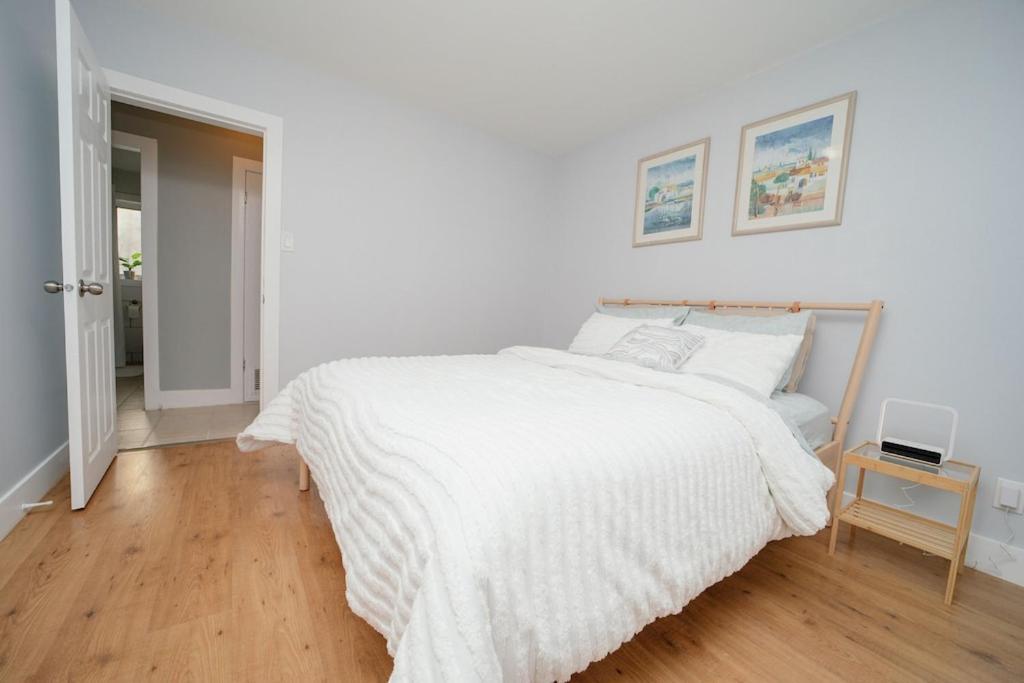Cozy 3 Bedroom Contemporary Home With Free Parking Edmonton Exterior photo