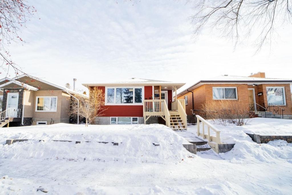 Cozy 3 Bedroom Contemporary Home With Free Parking Edmonton Exterior photo
