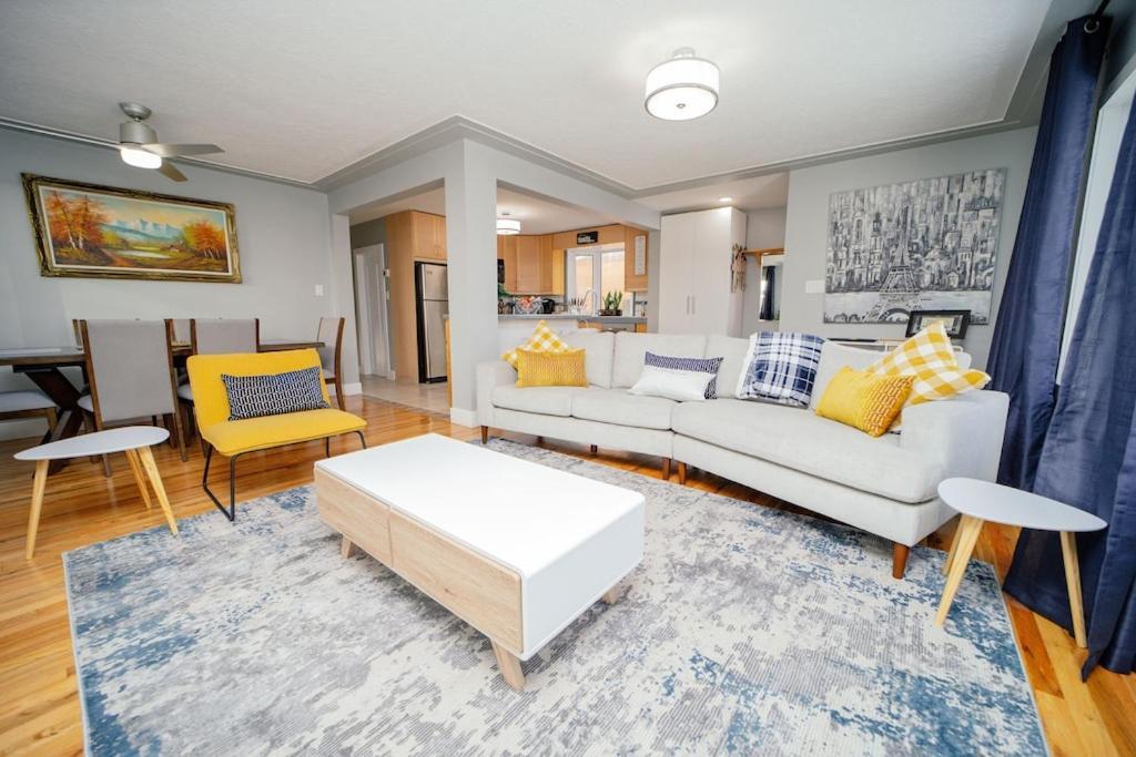 Cozy 3 Bedroom Contemporary Home With Free Parking Edmonton Exterior photo