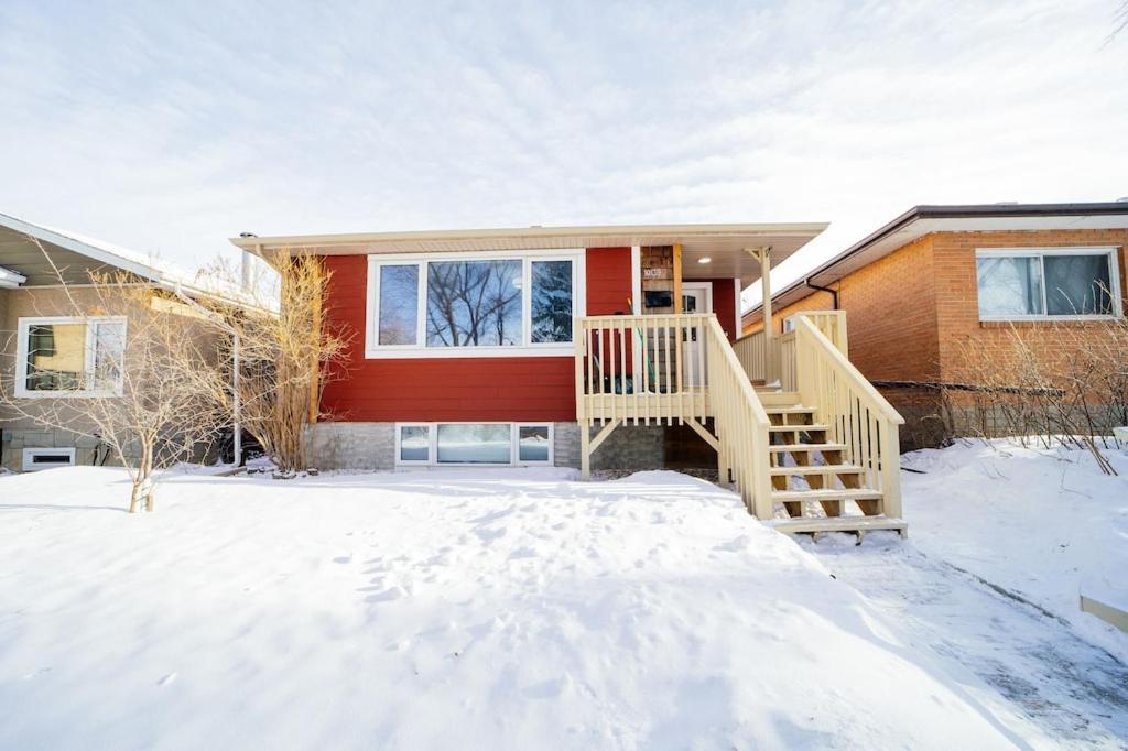 Cozy 3 Bedroom Contemporary Home With Free Parking Edmonton Exterior photo