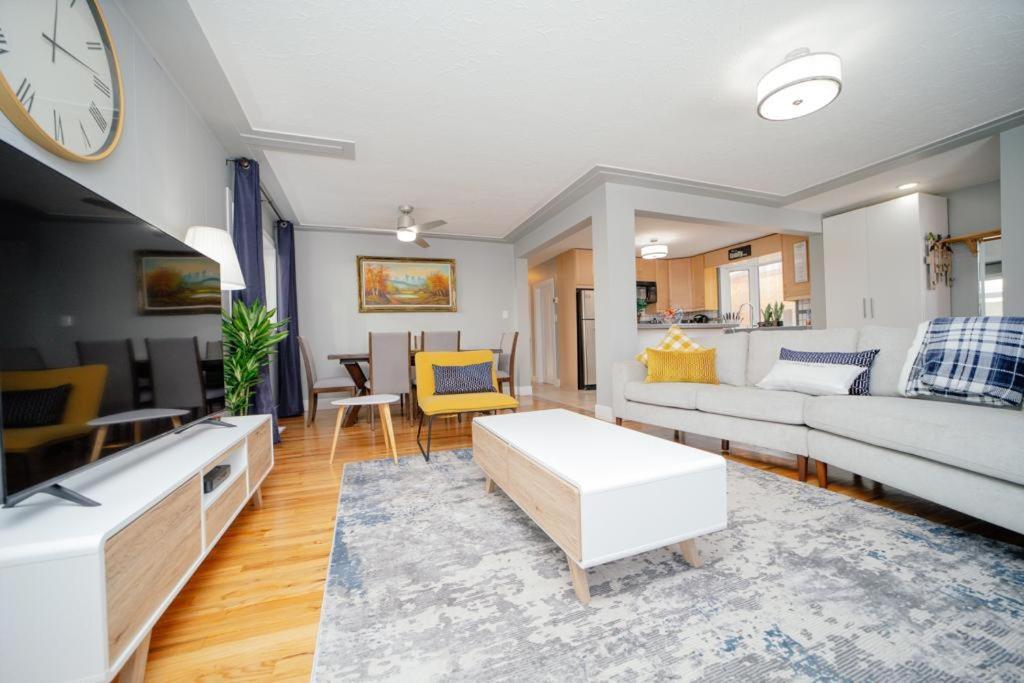 Cozy 3 Bedroom Contemporary Home With Free Parking Edmonton Exterior photo